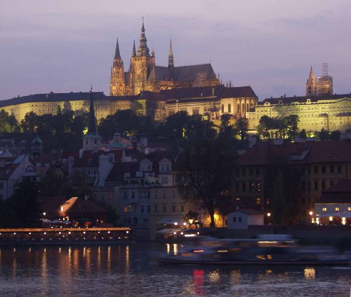  	المدينة الذهبية - أم المدن- قلب أوروبا Prague,%20Castle%20Night